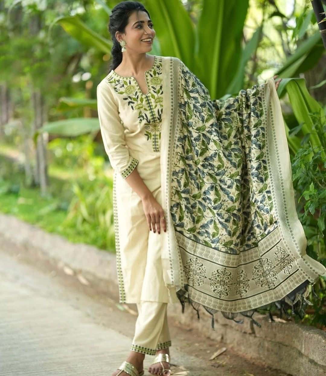 Beautiful Kurta pant paired with art silk dupatta
