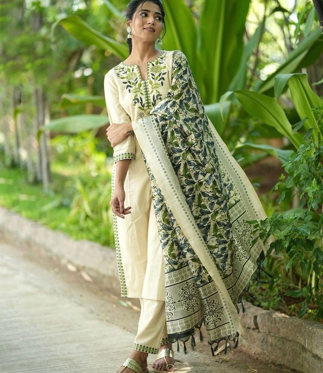 Beautiful Kurta pant paired with art silk dupatta