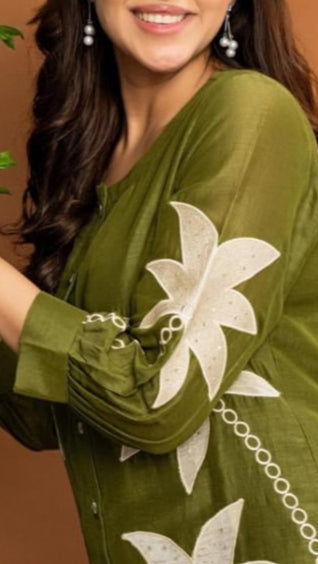 Amazing Musln Co-Ord Set With Flower Embroidery