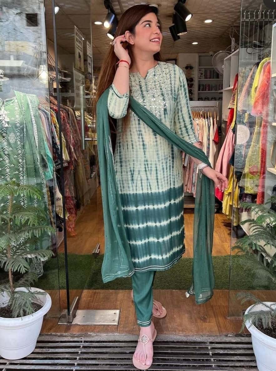 Green Tie-Dye Kurta Set with Sequins, Matching Pants & Chiffon Dupatta